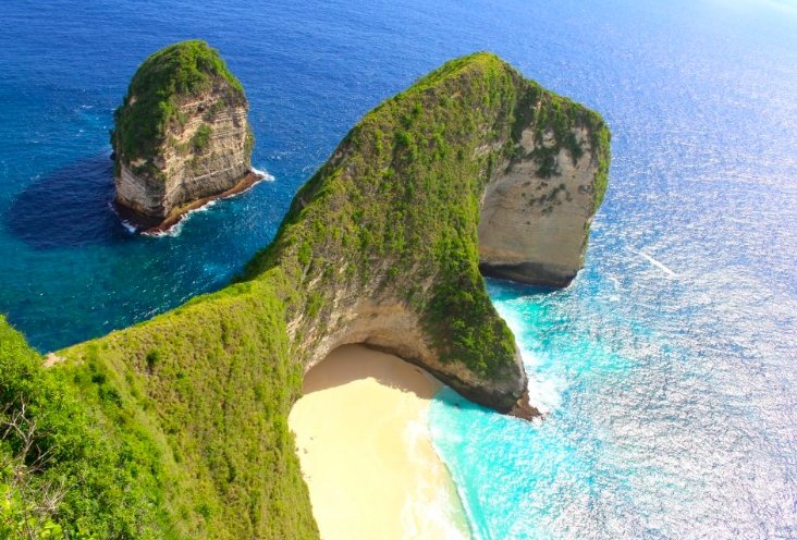 Kelingking Beach and the turquoise sea in Nusa Penida